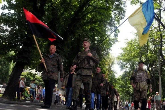 Центром міста пройшла колона історичних реконструкторів в одностроях українських воїнів різних епох (Фоторепортаж) — фото 5