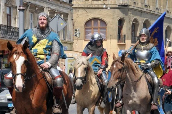 Центром міста пройшла колона історичних реконструкторів в одностроях українських воїнів різних епох (Фоторепортаж) — фото 6