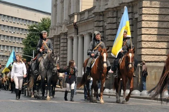 Центром міста пройшла колона історичних реконструкторів в одностроях українських воїнів різних епох (Фоторепортаж) — фото 7
