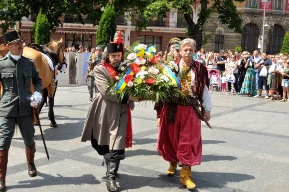 Центром міста пройшла колона історичних реконструкторів в одностроях українських воїнів різних епох (Фоторепортаж) — фото 8