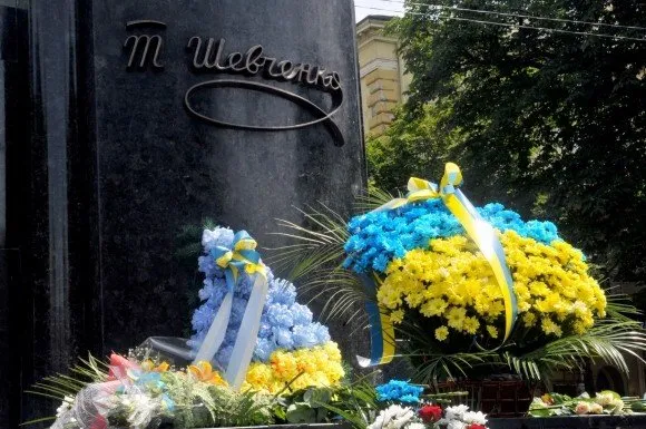 Центром міста пройшла колона історичних реконструкторів в одностроях українських воїнів різних епох (Фоторепортаж) — фото 9