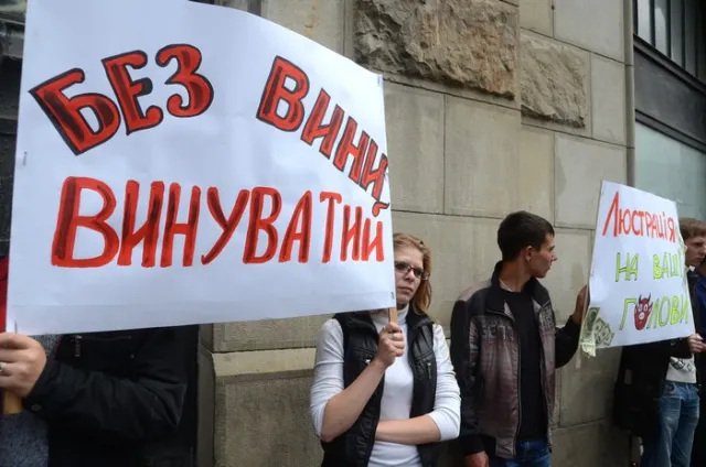 У центрі Львова палили «корумпованоного суддю» (Фоторепортаж) + (Відео) — фото 1