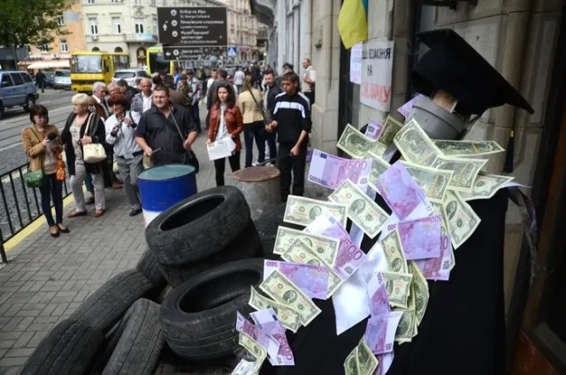 У центрі Львова палили «корумпованоного суддю» (Фоторепортаж) + (Відео) — фото 2
