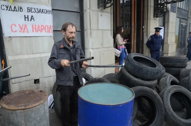 У центрі Львова палили «корумпованоного суддю» (Фоторепортаж) + (Відео) — фото 4