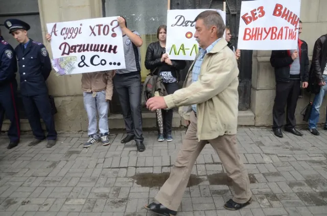 У центрі Львова палили «корумпованоного суддю» (Фоторепортаж) + (Відео) — фото 5