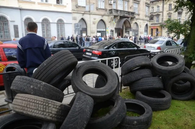 У центрі Львова палили «корумпованоного суддю» (Фоторепортаж) + (Відео) — фото 7