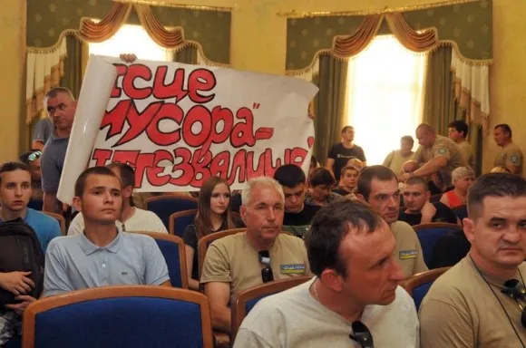 Активісти «Автономного опору» прийшли з пікетом під обласне управління МВС (Фоторепортаж) — фото 3