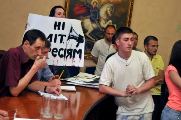 Активісти «Автономного опору» прийшли з пікетом під обласне управління МВС (Фоторепортаж) — фото 7