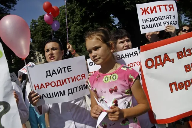 Медики перинатального центру влаштували пікет під стінами Львівської облдержадміністрації (Фоторепортаж) + (Відео) — фото 2