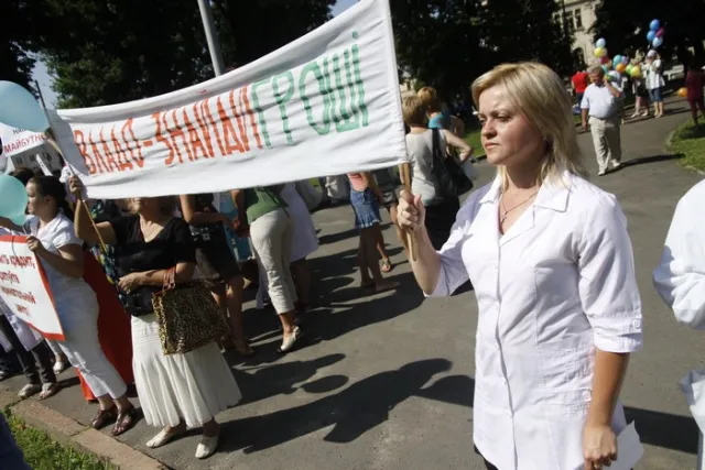 Медики перинатального центру влаштували пікет під стінами Львівської облдержадміністрації (Фоторепортаж) + (Відео) — фото 3