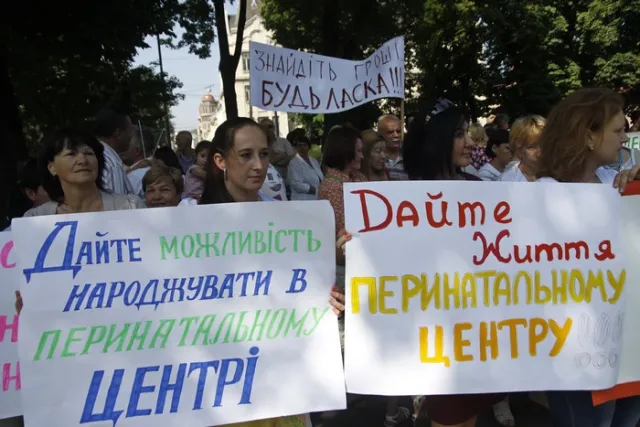 Медики перинатального центру влаштували пікет під стінами Львівської облдержадміністрації (Фоторепортаж) + (Відео) — фото 5