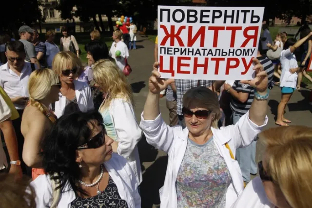Медики перинатального центру влаштували пікет під стінами Львівської облдержадміністрації (Фоторепортаж) + (Відео) — фото 7