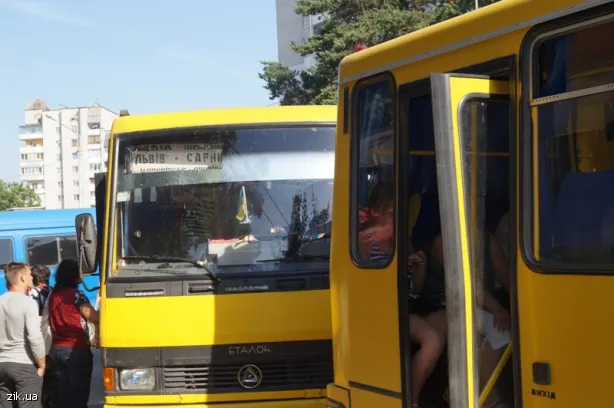 Пасажири висловлюють своє обурені подорожчанням проїзду в маршрутках — фото 1