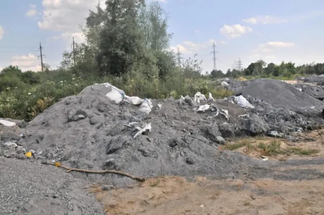 Поблизу Львова висипали тонни невідомої речовини,  із нестерпним запахом аміаку (Фоторепортаж) — фото 2