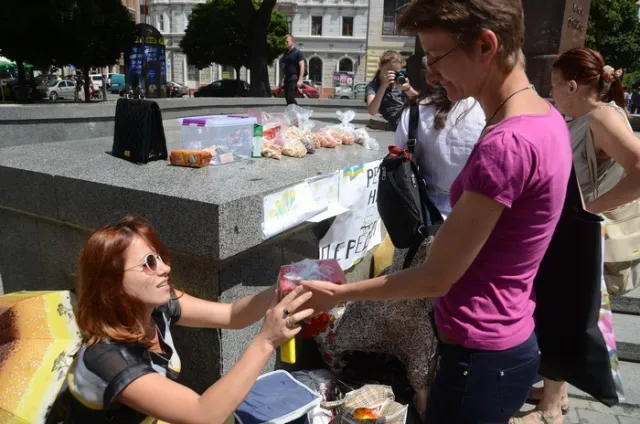 Сьогодні у Львові збирали речі, які передають українським військовим у зону АТО (Фото) — фото 1