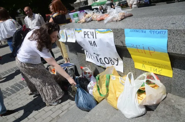 Сьогодні у Львові збирали речі, які передають українським військовим у зону АТО (Фото) — фото 3