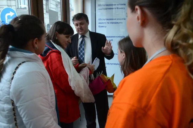 Під час «Ночі у Львові», одне із відділень «Кредобанку» стало майданчиком для акторів (Фоторепортаж) + (Відео) — фото 1