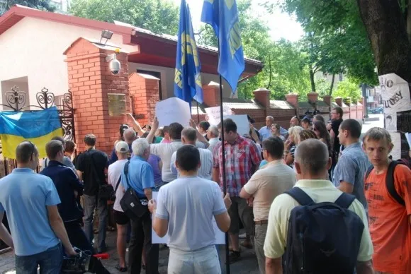 Львів'яни пікетували російське консульство з вимогою припинити військову агресію проти України (Фоторепортаж) — фото 1