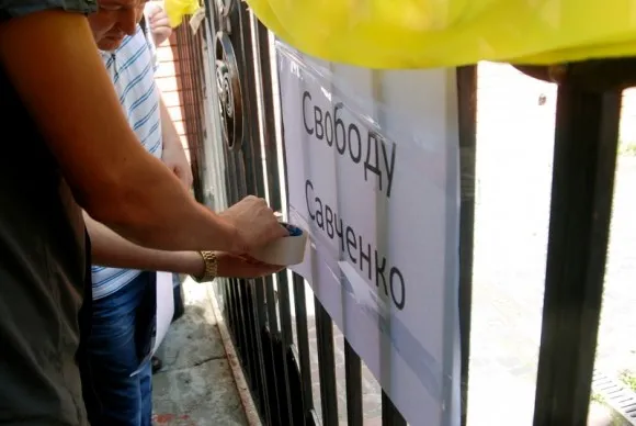 Львів'яни пікетували російське консульство з вимогою припинити військову агресію проти України (Фоторепортаж) — фото 5