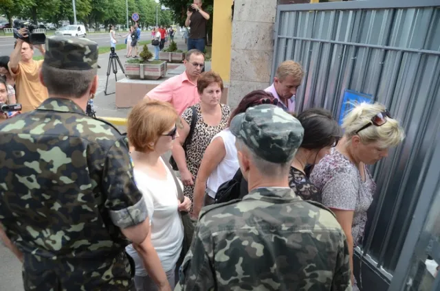 Родичі львівських десантників вимагали ротацію військовиків, а також надання їм військової та гуманітарної допомоги (Фото) + (Відео) — фото 2