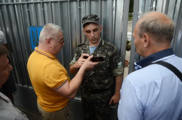 Родичі львівських десантників вимагали ротацію військовиків, а також надання їм військової та гуманітарної допомоги (Фото) + (Відео) — фото 3