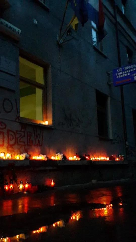 Сьогоднішньої ночі біля Почесного консульства Нідерландів у Львові запалали десятки поминальних свічок — фото 1