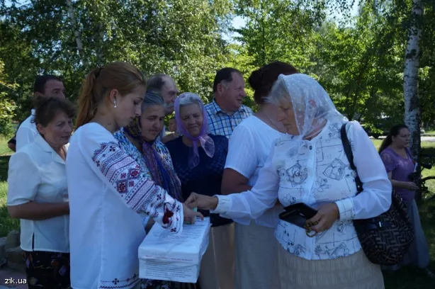 Близько півсотні дітей, молоді та декілька дорослих влаштували велопробіг у вишиванках – на підтримку військових у зоні АТО (Фото) — фото 1