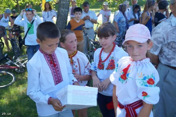 Близько півсотні дітей, молоді та декілька дорослих влаштували велопробіг у вишиванках – на підтримку військових у зоні АТО (Фото) — фото 2