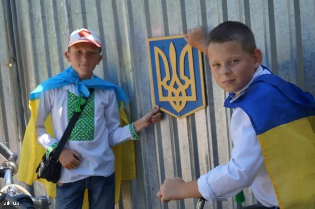 Близько півсотні дітей, молоді та декілька дорослих влаштували велопробіг у вишиванках – на підтримку військових у зоні АТО (Фото) — фото 3