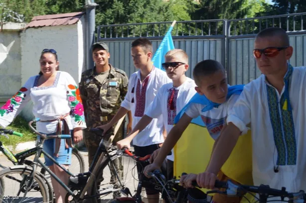 Близько півсотні дітей, молоді та декілька дорослих влаштували велопробіг у вишиванках – на підтримку військових у зоні АТО (Фото) — фото 4