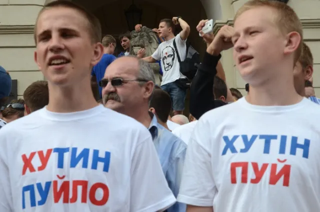Сотні футбольних фанів у центрі Львова співали Гімн і влаштували фаєр-шоу (Фоторепортаж) + (Відео) — фото 1
