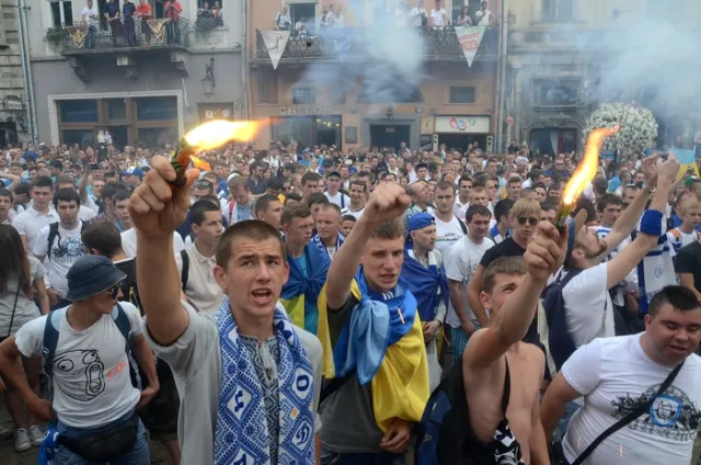 Сотні футбольних фанів у центрі Львова співали Гімн і влаштували фаєр-шоу (Фоторепортаж) + (Відео) — фото 3