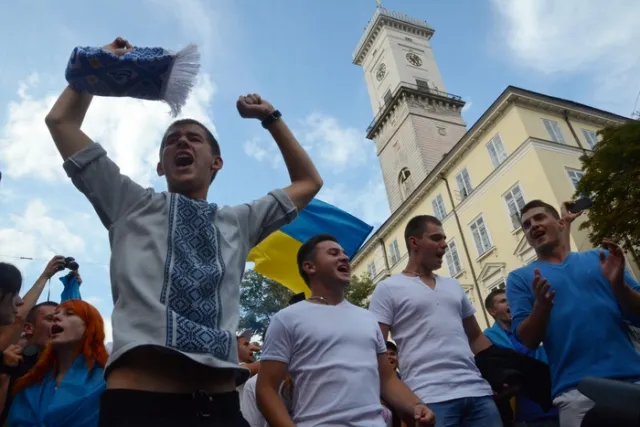 Сотні футбольних фанів у центрі Львова співали Гімн і влаштували фаєр-шоу (Фоторепортаж) + (Відео) — фото 4