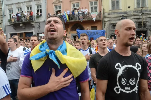 Сотні футбольних фанів у центрі Львова співали Гімн і влаштували фаєр-шоу (Фоторепортаж) + (Відео) — фото 5