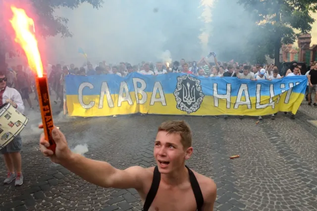 Сотні футбольних фанів у центрі Львова співали Гімн і влаштували фаєр-шоу (Фоторепортаж) + (Відео) — фото 6