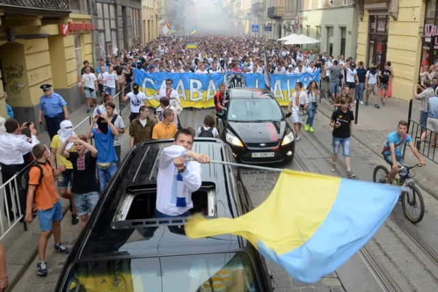 Сотні футбольних фанів у центрі Львова співали Гімн і влаштували фаєр-шоу (Фоторепортаж) + (Відео) — фото 7
