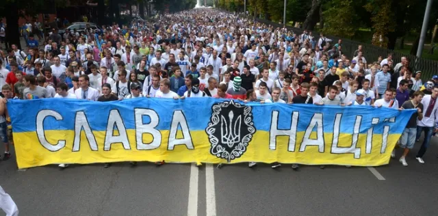 Сотні футбольних фанів у центрі Львова співали Гімн і влаштували фаєр-шоу (Фоторепортаж) + (Відео) — фото 8