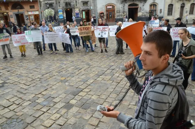 Близько 30 людей вийшли під Львівську міськраду на пікет проти «свавільних забудов» (Фоторепортаж) + (Відео) — фото 1