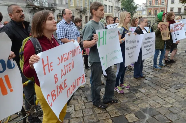 Близько 30 людей вийшли під Львівську міськраду на пікет проти «свавільних забудов» (Фоторепортаж) + (Відео) — фото 5