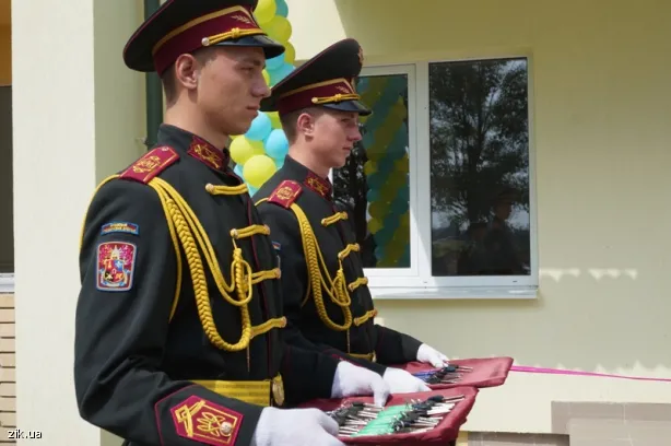 Сьогодні 35 сімей військовослужбовців отримали ключі від квартир у новому будинку (Фото) — фото 1