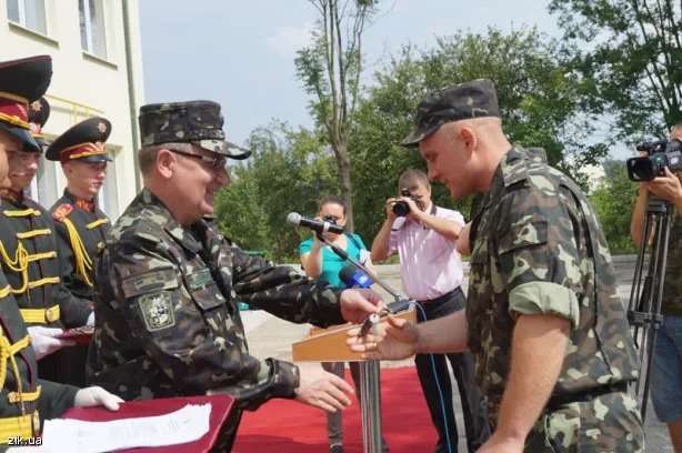 Сьогодні 35 сімей військовослужбовців отримали ключі від квартир у новому будинку (Фото) — фото 2