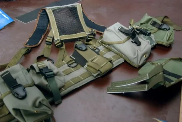 Неподалік Львова небайдужі українці виготовляють тактичні жилети для військових (Фоторепортаж) — фото 2