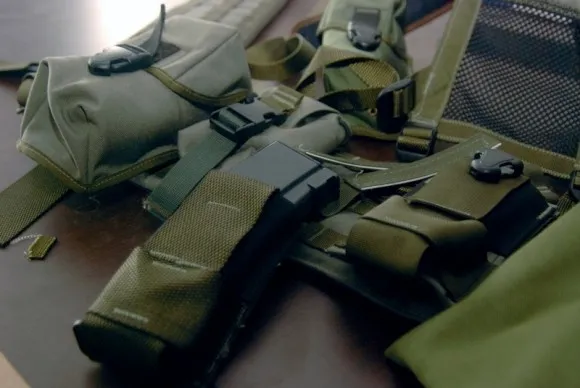 Неподалік Львова небайдужі українці виготовляють тактичні жилети для військових (Фоторепортаж) — фото 7