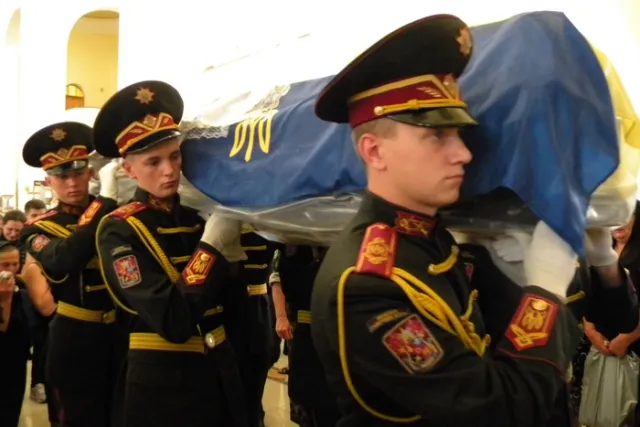 У Львові в останню путь провели загиблого в АТО бійця Романа Васькала (Фоторепортаж) — фото 7