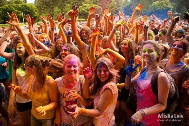 У Львові відбувся всеукраїнський благодійний фестиваль фарб «Lviv Holi Fest» (Фоторепортаж) + (Відео) — фото 2