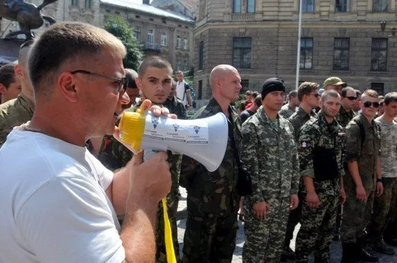 У Львові активісти вимагали кари для тих, хто бив людей на концерті Ані Лорак (Фоторепортаж) — фото 9
