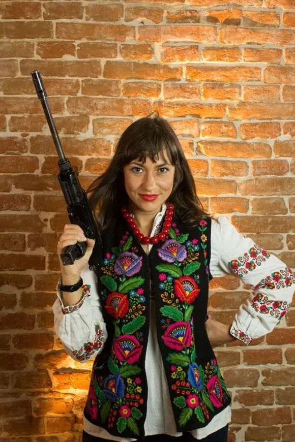 Чарівні львів'янки сфотографувались для військових в зоні АТО (Фоторепортаж) — фото 1