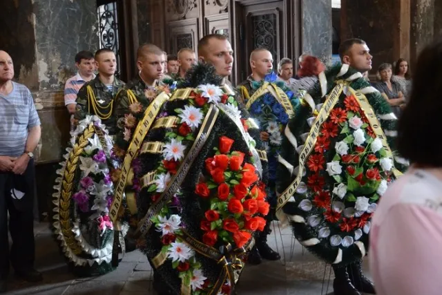 Львів попрощався із ще одним загиблим військовим у зоні АТО Кирилом Андреєнком (Фоторепортаж) + (Відео) — фото 4