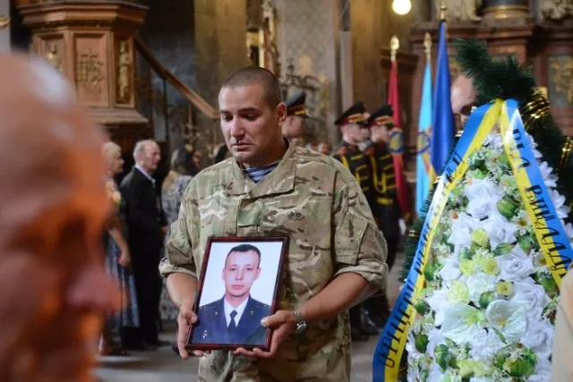 Львів попрощався із ще одним загиблим військовим у зоні АТО Кирилом Андреєнком (Фоторепортаж) + (Відео) — фото 5