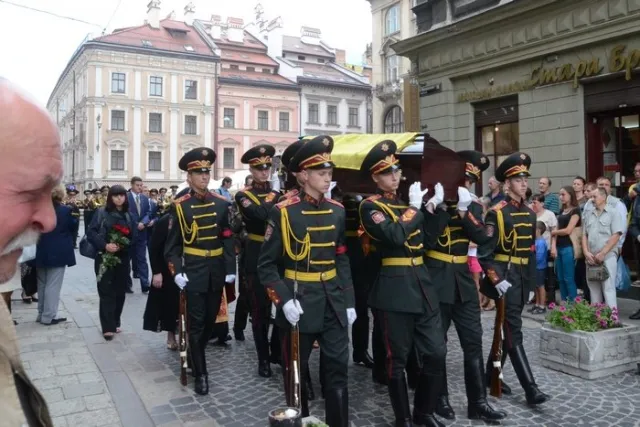 Львів попрощався із ще одним загиблим військовим у зоні АТО Кирилом Андреєнком (Фоторепортаж) + (Відео) — фото 6